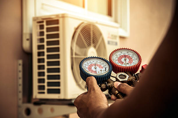Professional Hvac technician working in Altamont, KS